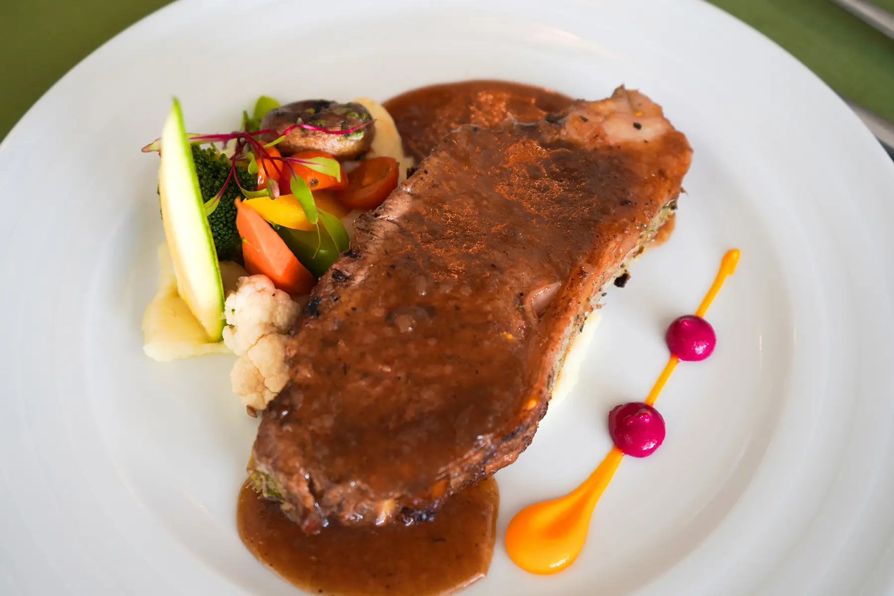 New york servido con vegetales a la mantequilla, papa al pesto y la salsa especial elaborada con base de balsámico, vino tinto y demi glase del hotel pacific palace de Mazatlán